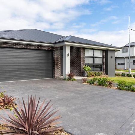 Neat 4 Bedroom In Catherine Fields Narellan Esterno foto